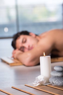 Kaplıca sırasında genç yakışıklı bir adam.