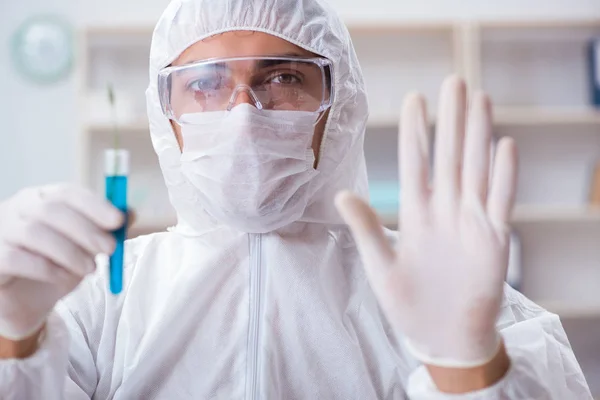 Biotechnologie wetenschapper chemicus werkzaam in het lab — Stockfoto