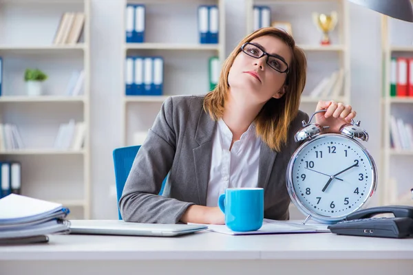 Empresária que trabalha no escritório — Fotografia de Stock