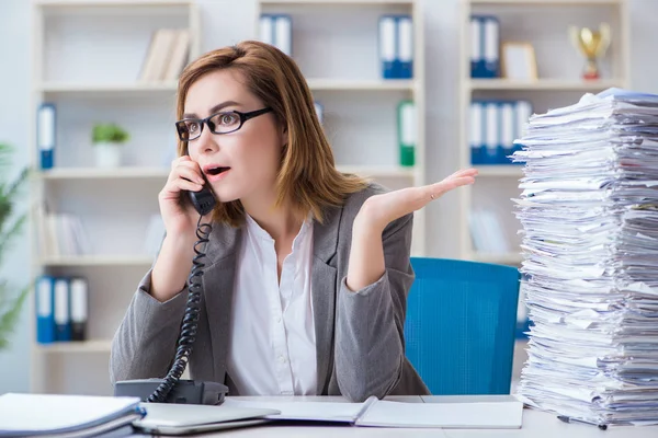 Empresária que trabalha no escritório — Fotografia de Stock