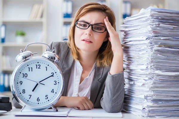 Femme d'affaires travaillant dans le bureau — Photo