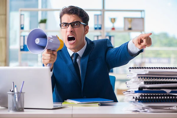 Homme d'affaires agressif en colère avec haut-parleur bullhorn dans le bureau — Photo