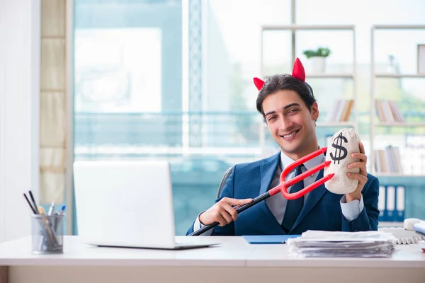 Diabo furioso homem de negócios no escritório — Fotografia de Stock