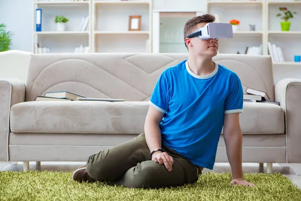 Jeune homme avec des lunettes virtuelles — Photo