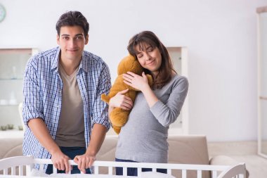 Genç ebeveynler ilk bebeklerini bekliyorlar.