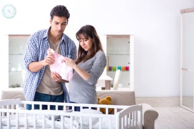 Genç ebeveynler ilk bebeklerini bekliyorlar.