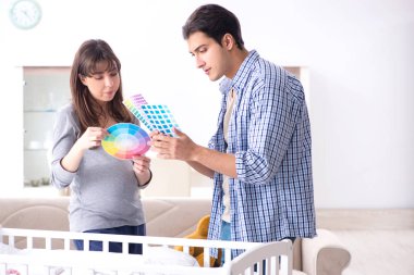 Genç ebeveynler ilk bebeklerini bekliyorlar.