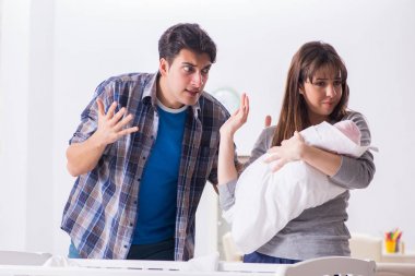 Genç baba bebek ağlamasına dayanamaz.
