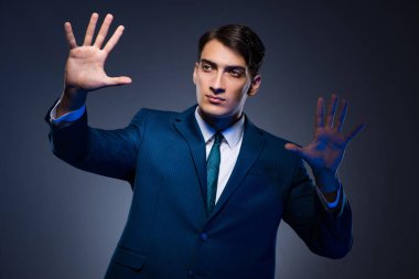 Gri arka plan üzerinde sanal düğmelere basarak işadamı