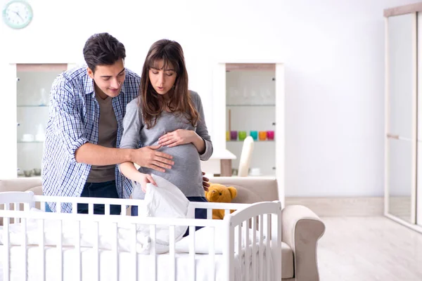 Giovani genitori che aspettano il loro primo bambino — Foto Stock