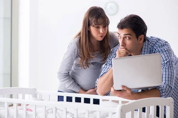 Jonge ouders verwachten hun eerste baby — Stockfoto