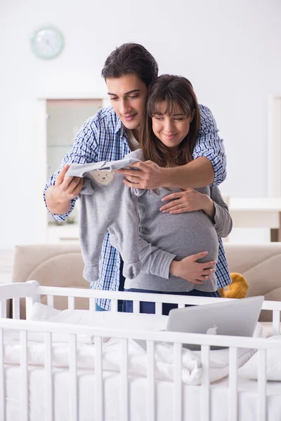 Padres jóvenes esperando su primer bebé —  Fotos de Stock