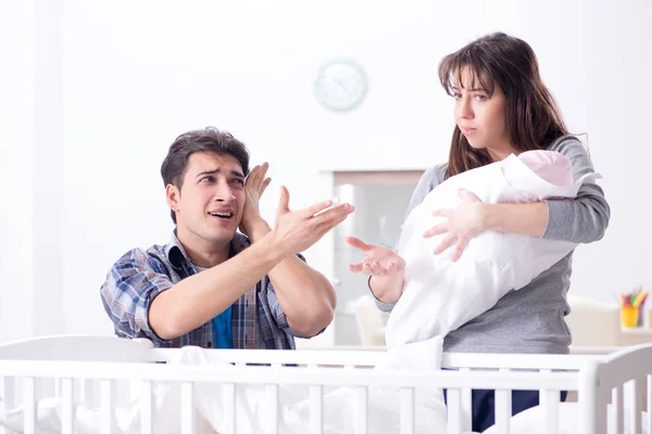 Ο νεαρός μπαμπάς δεν αντέχει να κλαίει το μωρό. — Φωτογραφία Αρχείου