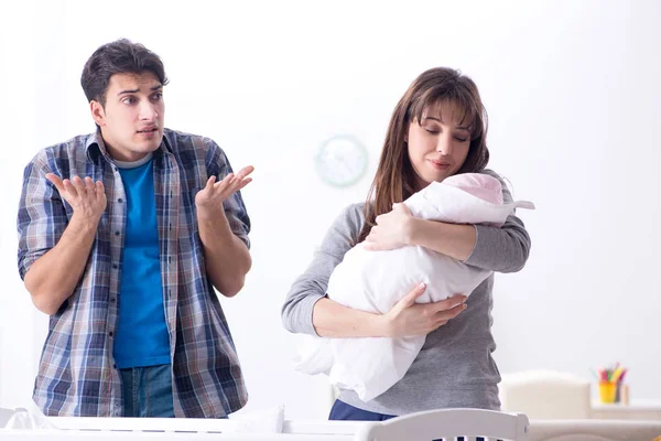 Jonge vader kan niet tegen huilende baby — Stockfoto