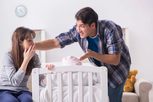 Papá joven no puede soportar al bebé llorando — Foto de Stock