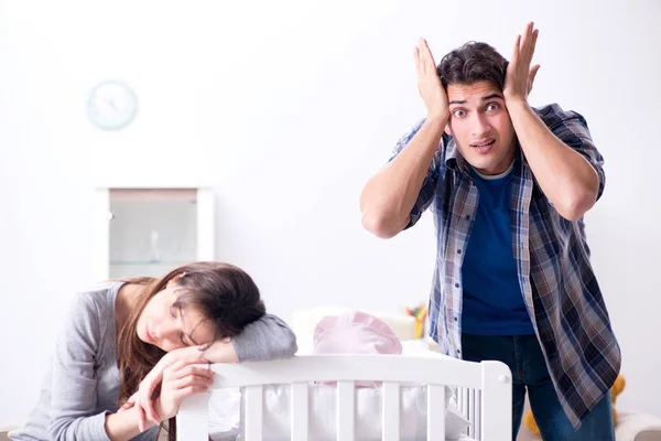 Young dad cannot stand baby crying — Stock Photo, Image