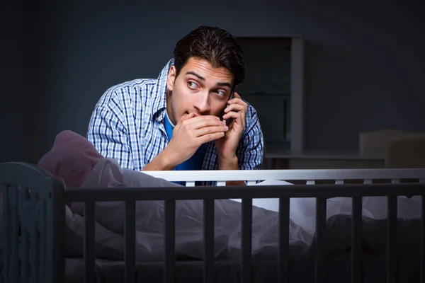 Papá feliz cuidando al bebé recién nacido por la noche — Foto de Stock