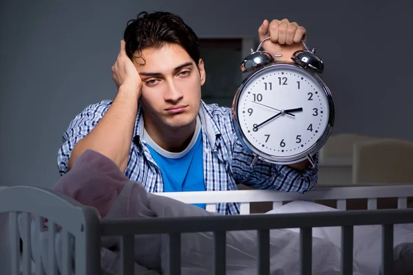 Giovane padre papà che dorme mentre si prende cura del neonato — Foto Stock