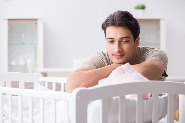 Jonge vader genieten van tijd met pasgeboren baby thuis — Stockfoto