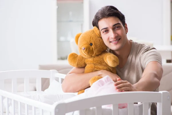 Νεαρός πατέρας απολαμβάνει το χρόνο με νεογέννητο μωρό στο σπίτι — Φωτογραφία Αρχείου