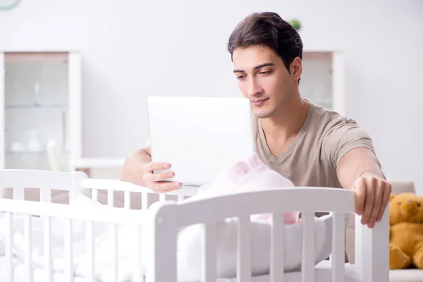 Joven estudiante de papá preparándose para los exámenes y cuidando al bebé — Foto de Stock