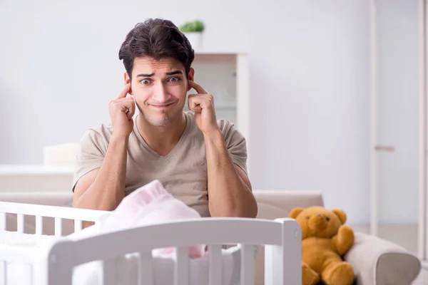 Padre joven papá frustrado por llorar bebé — Foto de Stock