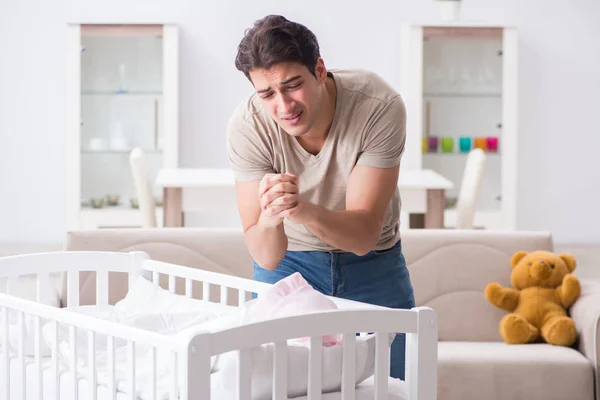 Jonge vader vader gefrustreerd bij huilen baby — Stockfoto