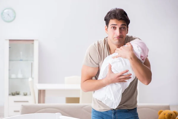 Jeune père papa frustré de pleurer bébé — Photo