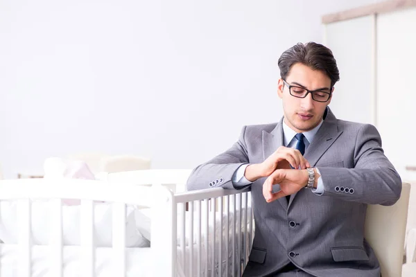 Молодий бізнесмен намагається працювати з дому після новонародженого — стокове фото