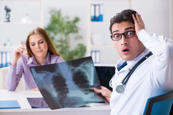 Az orvos röntgenképeket vizsgál a betegről — Stock Fotó