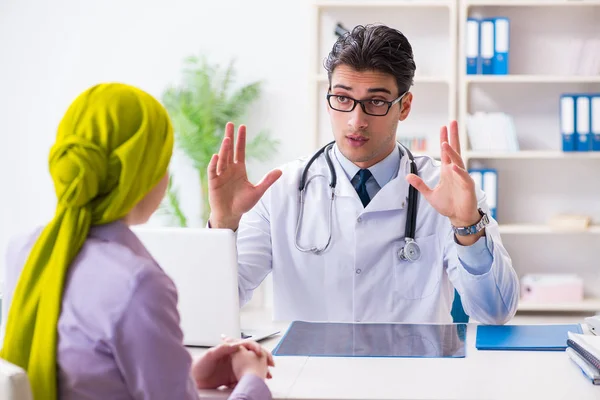 Médico hablando con paciente de cáncer en el hospital — Foto de Stock