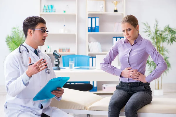 Patiëntenbezoekende arts voor medische controle in het ziekenhuis — Stockfoto