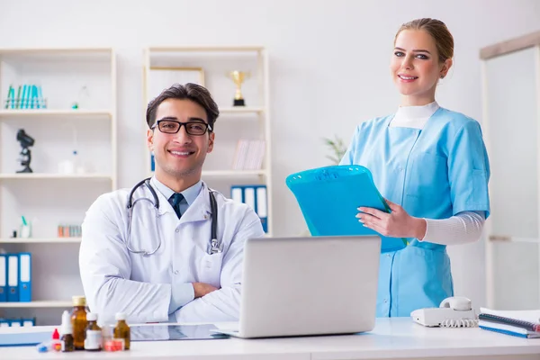 Ärztin und Mann diskutieren im Krankenhaus — Stockfoto