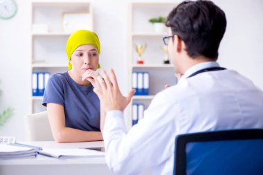 Clini 'de tıbbi konsültasyon için doktoru ziyaret eden kanser hastası.