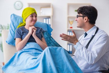 Clini 'de tıbbi konsültasyon için doktoru ziyaret eden kanser hastası.