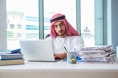 Ofiste çalışan Arap işadamı.