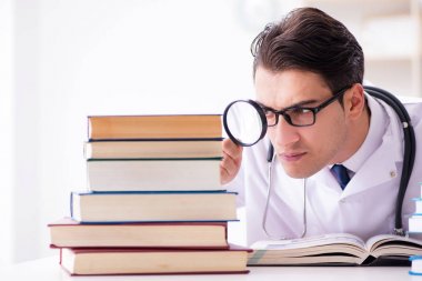 Tıp öğrencisi üniversite sınavlarına hazırlanıyor.