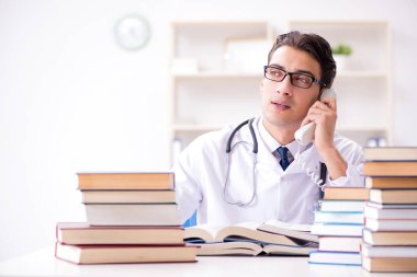 Tıp öğrencisi üniversite sınavlarına hazırlanıyor.