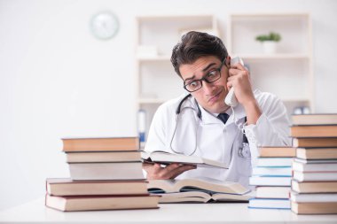 Tıp öğrencisi üniversite sınavlarına hazırlanıyor.