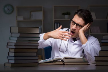 Geceleri üniversite sınavlarına hazırlanan bir tıp öğrencisi.