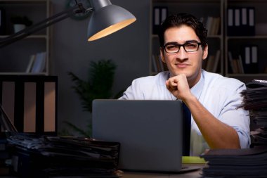 Genç işadamı geç saatlere kadar ofiste çalışıyor.