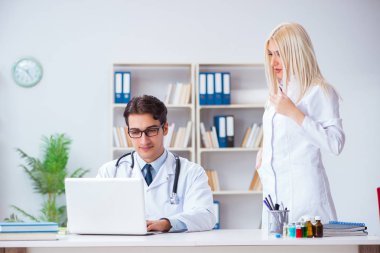 Erkek ve kadın doktor hastanede tartışıyorlar.