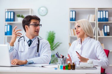 Erkek ve kadın doktor hastanede tartışıyorlar.