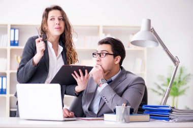 Görevde erkek ve kadınla cinsel taciz kavramı