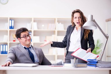 Görevde erkek ve kadınla cinsel taciz kavramı