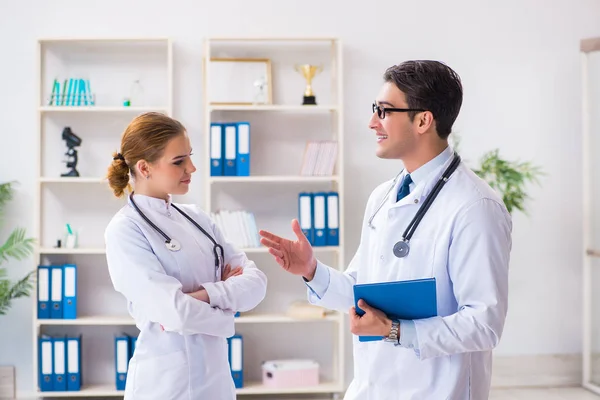 Male and female doctor having discussion in hospital — Stock Photo, Image