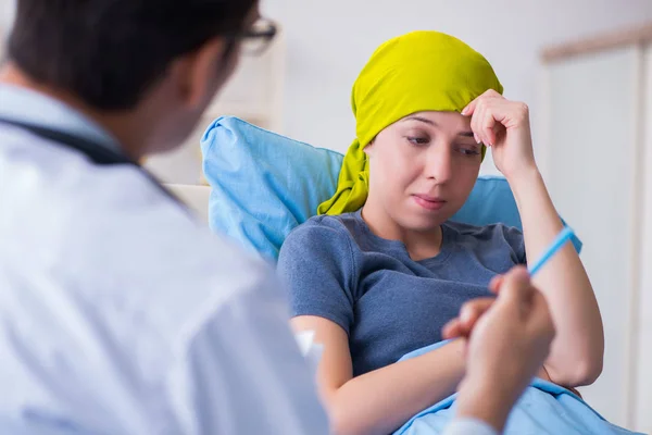 Krebspatient zum Arztbesuch in Kliniken — Stockfoto