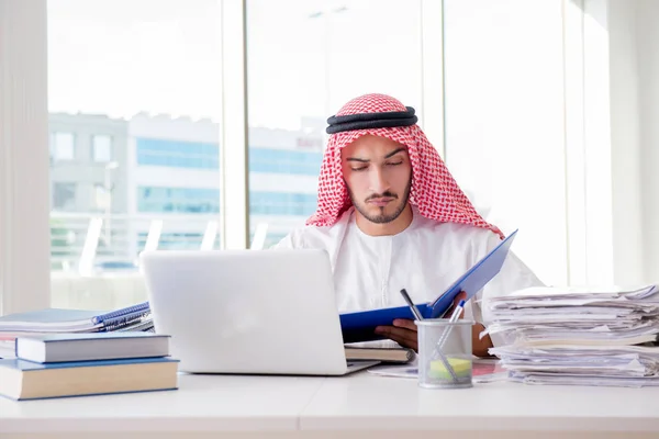 Empresario árabe trabajando en la oficina — Foto de Stock