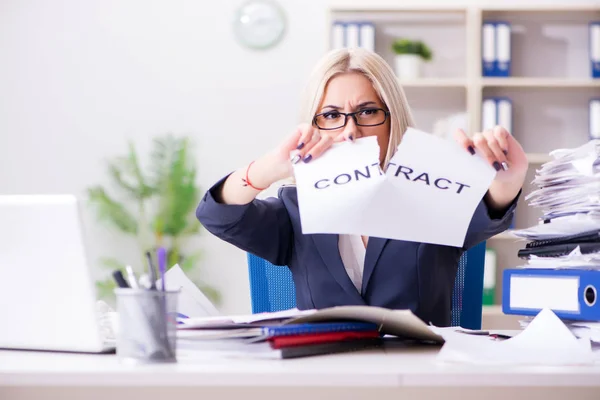 Affärskvinna med budskap på kontoret vid skrivbordet — Stockfoto