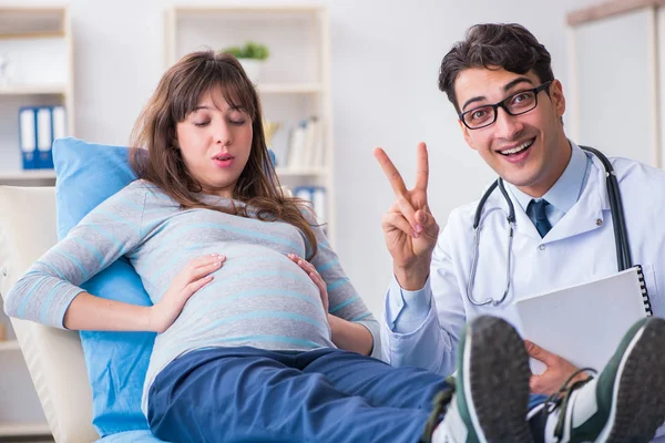 Kobieta w ciąży odwiedza lekarza na konsultację — Zdjęcie stockowe
